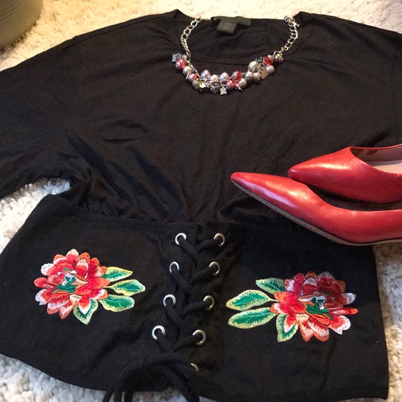 πΊHost PickπΊ Laced Up Embroidered Top - Picture 2 of 9